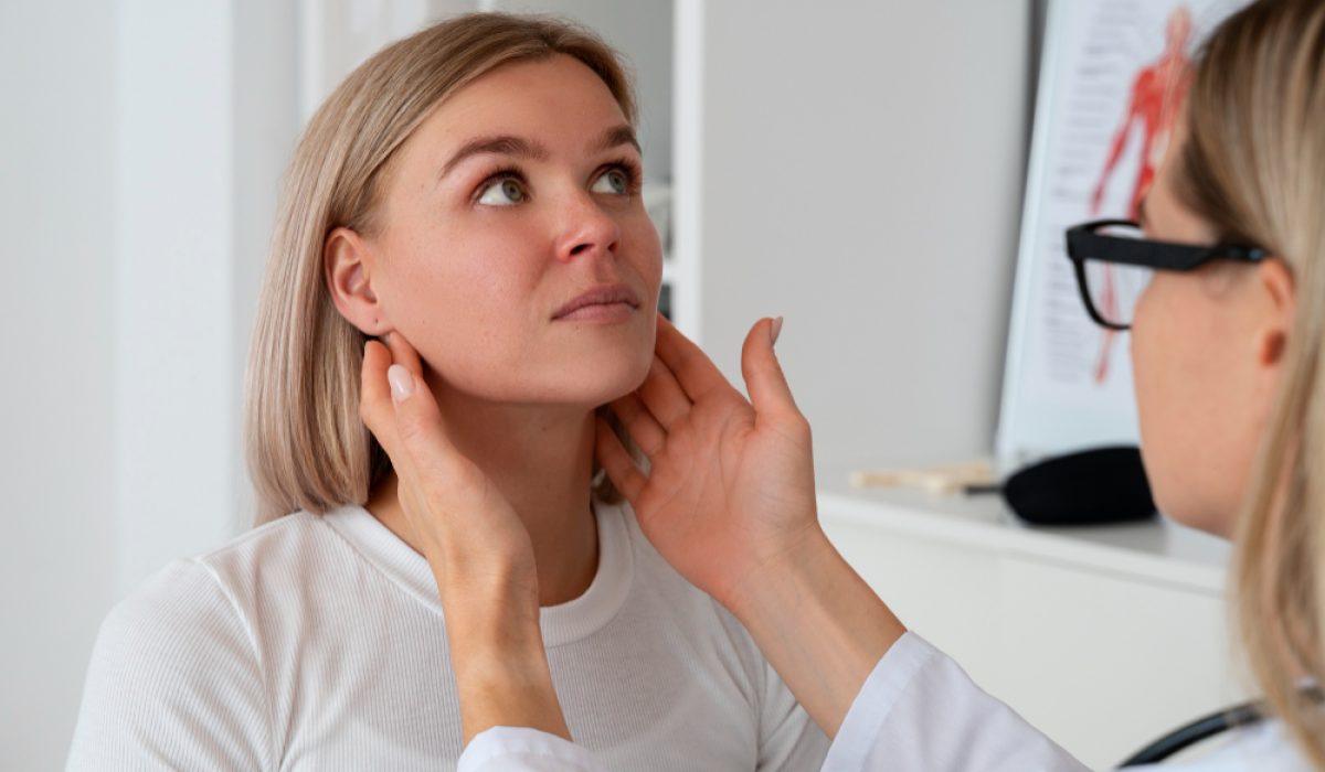 side-view-doctor-checking-woman